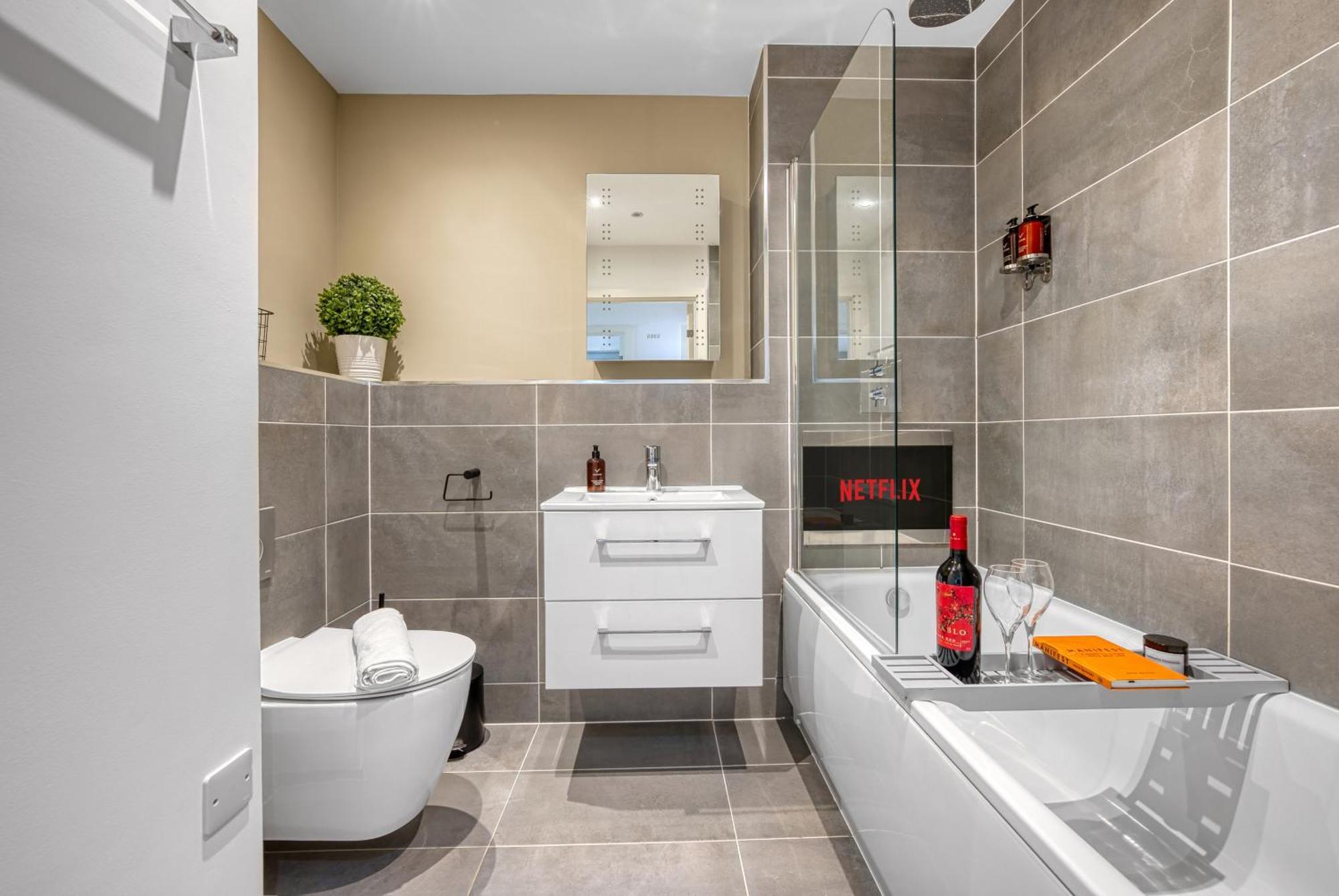 1 Bedroom Ocean Village Luxurious, Stylish & Cosy Apartment, Central Location In Southampton, Sleeps 4 - Summer Special Offer! - By Blue Puffin Stays Exterior photo