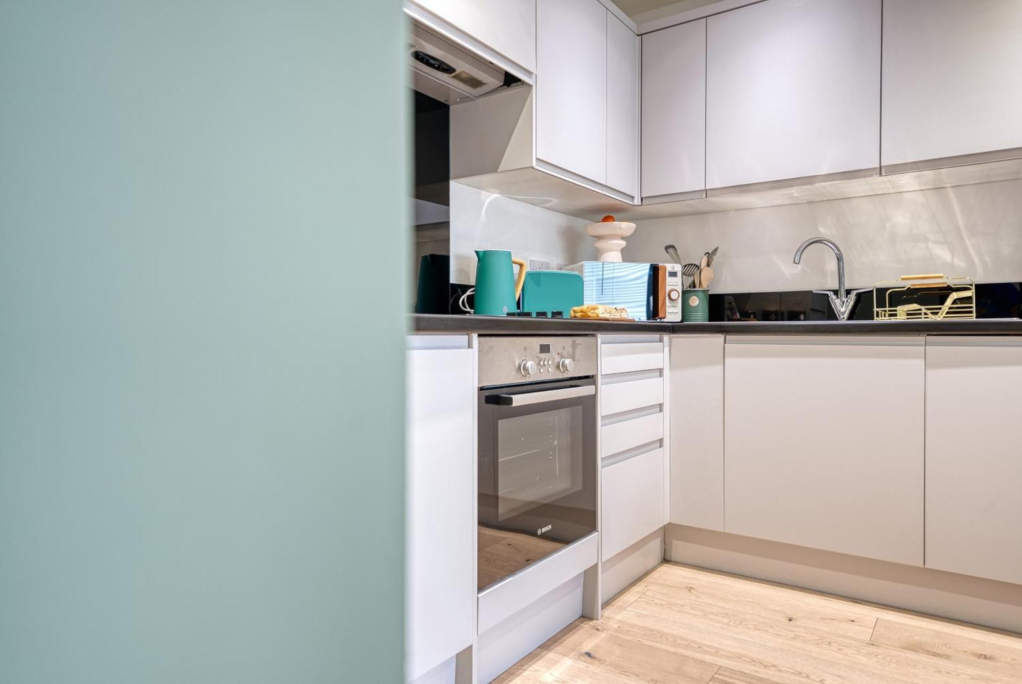 1 Bedroom Ocean Village Luxurious, Stylish & Cosy Apartment, Central Location In Southampton, Sleeps 4 - Summer Special Offer! - By Blue Puffin Stays Exterior photo